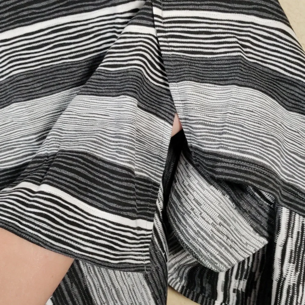 H146 Sympli black and white wavy striped Sugarcoat 10 NWT